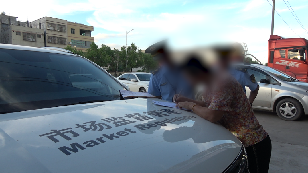 冒充灭火器厂家进行维护保养，且没有营业执照