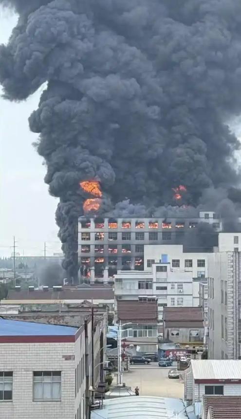 江苏丹阳厂房火灾最新消息：1人死亡1人失联，七层厂房被烧得只剩框架